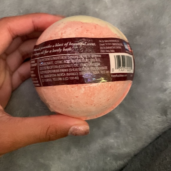 Tropical mango scented bath bomb from tree hut - Picture 3 of 3